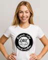 t-shirt-dla-dla-biegacza-biegam-zeby-zrec-wiecej-ciastkow-bialy-front-modelka.jpg